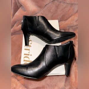 LifeStride | Gia 2 Ankle Bootie | Size 8.5 | Leather booties | Heels